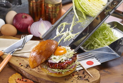 東京国際映画祭にちなんだ鉄人特製のグルメバーガー、会期中にフードカーで提供！ 画像