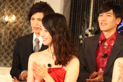 SexyZone・中島健人、佐々木希を抱きしめ「僕と一緒にいてください！」『黒服物語』制作会見 画像