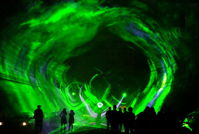 東京の空にオーロラ広がる！ 「森のオーロラ」で秋の夜長を満喫 画像