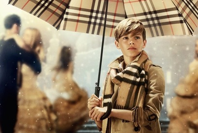 「バーバリー」クリスマスムービーでベッカム次男が愛らしいダンスを披露 画像