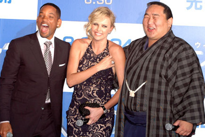 “ハンコック”ウィル・スミスと朝青龍がシャーリーズ・セロンを巡って対決？ 画像