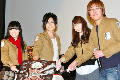 梶裕貴＆石川由依＆井上麻里奈が“超大型巨人”ケーキをナイフで駆逐！ 画像