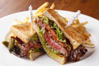 このシズル感たまらない！ 今年一発目の必食のビーフステーキサンド 画像