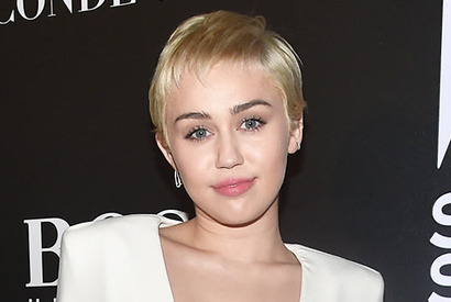 マイリー・サイラス、ヌード写真で恋人母から反感 画像