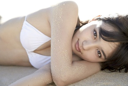 川口春奈、10代最後に水着姿で大人っぽく…「等身大の私を見て欲しい」 画像