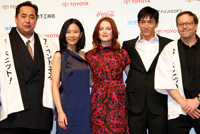 【TIFFレポート09】J・ムーア、特大まんじゅうに大喜び！　『ブラインドネス』 画像