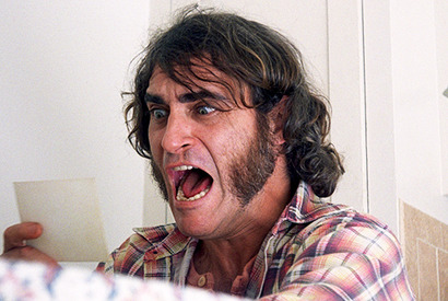 ホアキン・フェニックス、強烈もみあげ披露！ラリっぱなしのヒッピー探偵に 画像