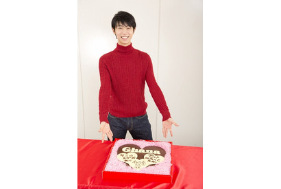 羽生結弦、美女モデルからの手作りチョコに”結弦スマイル”炸裂！ 画像