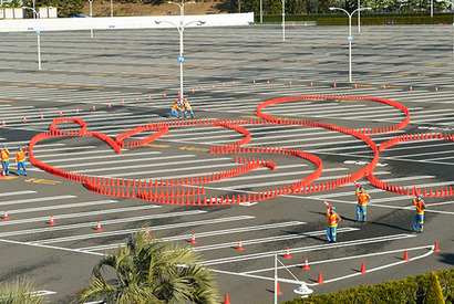 【ディズニー】駐車場に巨大なミッキーマウス登場！ その正体とは…？ 画像