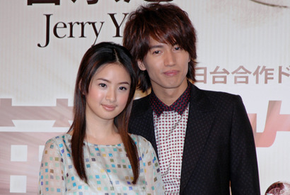 F4のジェリー・イェン来日に2千人出迎え！　日本語で共演者アリエルに「カワイイ」 画像