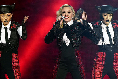 マドンナ、ブリット・アワードのステージから転落　 画像