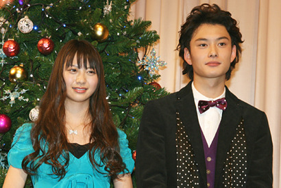 美少女・山下リオを岡田将生「かわいい妹」　一緒に“魔法”のクリスマスをお祝い 画像