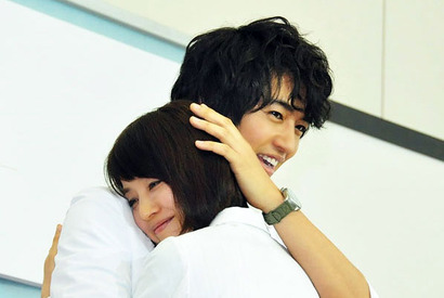 斎藤工、石田ゆり子との抱擁シーンは「浣腸を待つような姿勢」？ 画像