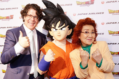 野沢雅子、『ドラゴンボールZ』L.A.プレミアに登場！ファンと“かめはめ波”ポーズ 画像