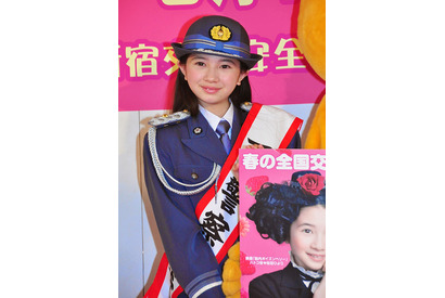 1日警察署長・桜田ひよりの制服姿に歓声！　ピーポくんと対面し「かわいい！」 画像