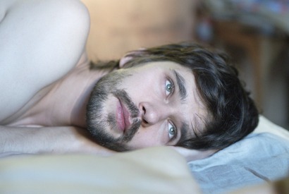 ベン・ウィショー、美しすぎるまどろみラブシーン解禁『追憶と、踊りながら』 画像