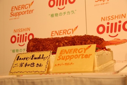 嵐・二宮、巨大エビフライバースデーケーキに困惑？ 画像