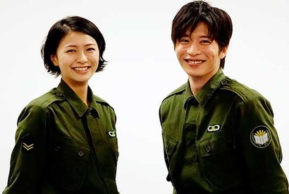 岡田准一、榮倉奈々＆田中圭ら“タスクフォース”に感謝「図書館戦争」オールアップ 画像