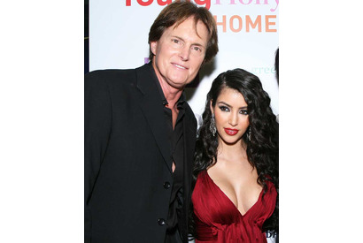 キム・カーダシアン・ウェストの父親、ヴィクトリア・ベッカムのランウェイに？ 画像