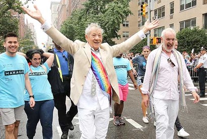 同性婚合法の判決後のゲイ・パレードにイアン・マッケランらが参加 画像