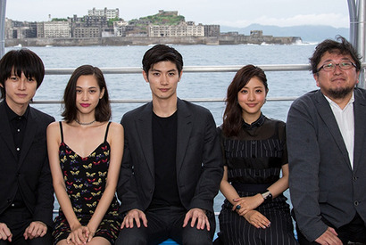 三浦春馬＆水原希子ら、軍艦島再上陸に歓喜！『進撃の巨人』完成報告会見 画像