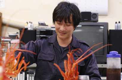 堺雅人が巨大伊勢海老のフライを料理！　『南極料理人』撮影現場は高校の部室のよう？ 画像