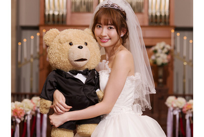 こじはるがテッドと結婚!? 「テッドもふもふファンクラブ」代表に就任 画像
