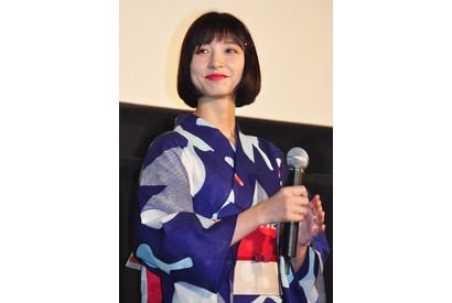 篠田麻里子、お祭りの射的の景品に自身の“非公式”カレンダーを見つけ苦笑！ 画像