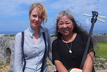 「マッサン」シャーロット・ケイト・フォックス、沖縄音楽に触れ歌声披露 画像