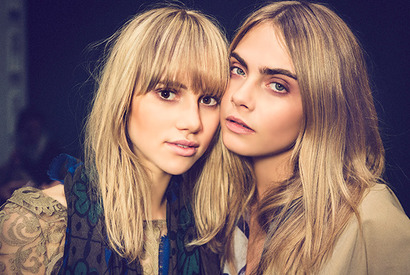 カーラ・デルヴィーニュ、誕生日の夜はスキ・ウォーターハウスらと女子会 画像