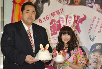 元横綱も形なし！　スイーツ親方、佐津川愛美のスイーツ＆ロリータ攻撃に寄り切られる 画像