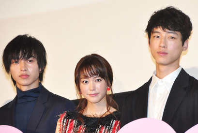 桐谷美玲、号泣！　山崎賢人＆坂口健太郎の花束に「やるねぇ！」 画像