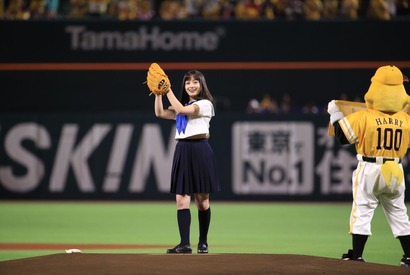 橋本環奈、セーラー服初披露で始球式！ノーバウンドで「カ・イ・カ・ンでした」 画像