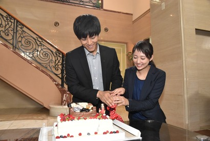 松坂桃李＆木村文乃、バースデーサプライズで熱烈ラブシーン再現!?「サイレーン」 画像