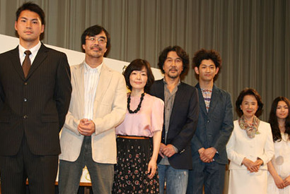 役所「クセがあるけど、かわいがってほしい」“願掛けカエル”で初監督作のヒット祈願 画像