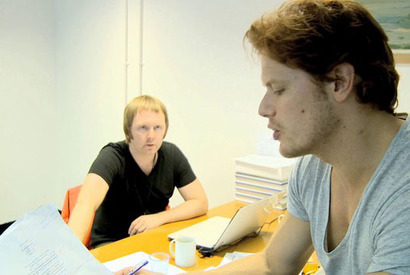 サム・ヒューアンが猛勉強中のオフショット公開！　「アウトランダー」特別映像 画像