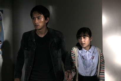 「劇団EXILE」町田啓太、“塩対応”でもぱるるを守る！『劇場霊』場面写真到着 画像