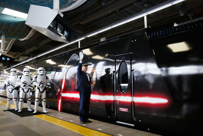 「スター・ウォーズ／フォースの覚醒」号、ストームトルーパーに見守られて発進！ 画像