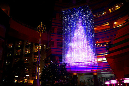 スマホでデコる5.4万個のLED！チームラボの“クリスタルツリー”点灯 画像