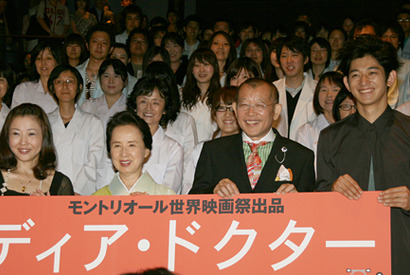 瑛太、鶴瓶と過ごしたひと夏の思い出にニンマリ　「本当にずーっと一緒にいました」 画像