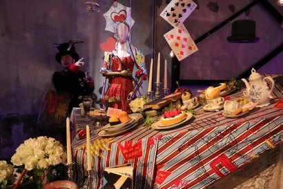 「不思議の国のアリス」の”帽子屋の茶会”を再現！「ヴィヴィアン・ウエストウッド」 画像