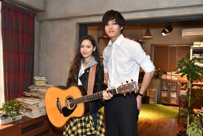 松坂桃李、生演奏に感激！「サイレーン」主題歌Anlyが撮影現場を訪問 画像