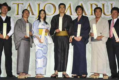 気合いの（？）坊主頭・小栗旬、先輩風を吹かせて田中圭をぶった斬る？ 画像