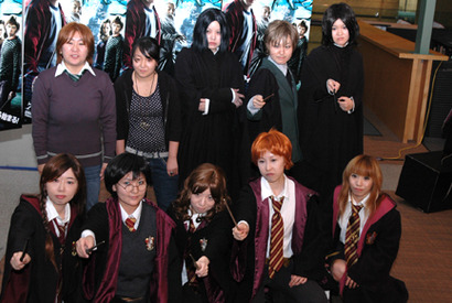 “和製”ハリーたちが行列『ハリー・ポッター』世界最速プレミアに五千人超えるファン 画像