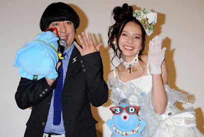 ベッキー＆日村がめでたくゴールイン？　ノリノリ結婚会見風ステージで息ぴったり 画像