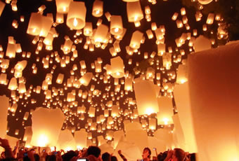 夜空を黄金に照らすタイの熱気球！2015年話題の世界の絶景ランキング 画像