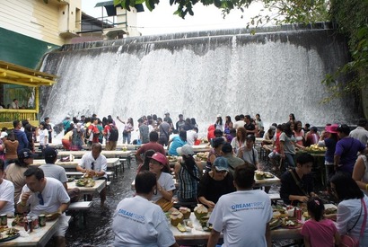 フィリピン流の暑さ対策！旅行先に大人気の滝つぼグルメとは？ 画像