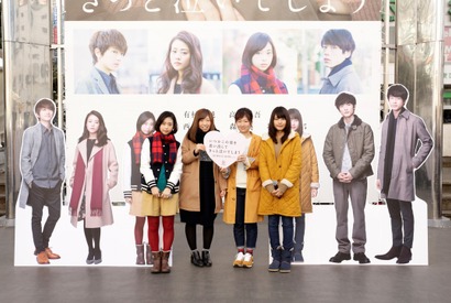 有村架純＆森川葵、新宿にサプライズ登場！ 「かわいい」の声響き渡る 画像