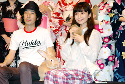 持田香織が熱唱も、だんだん足が開いてしまう？　“女子力”の低さに苦笑 画像