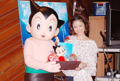 上戸彩、等身大以上アトムに驚愕　『ATOM』アフレコ公開「甥っ子と一緒に観たい」 画像